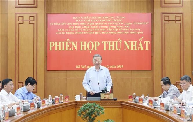 El secretario general del Partido Comunista de Vietnam, To Lam, preside la primera reunión del Comité Central para evaluar la implementación de la Resolución No. 18-NQ/TW (Fuente: VNA)