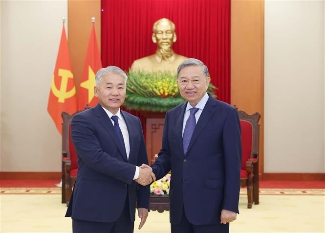 El secretario general del Partido Comunista de Vietnam (PCV), To Lam, recibe hoy al ministro mongol de Alimentación, Agricultura e Industria Ligera, Jadamba Enkhbayar