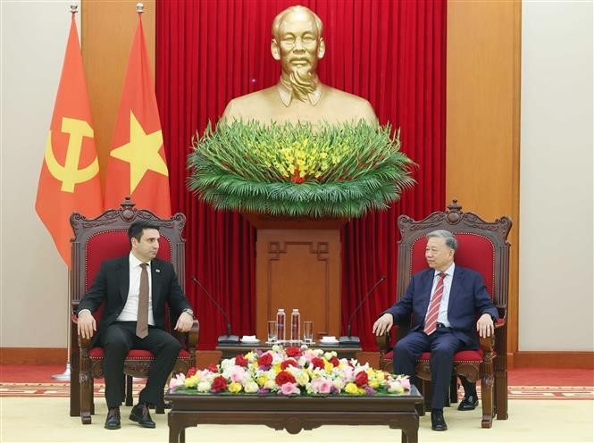 El secretario general del Partido Comunista de Vietnam (PCV), To Lam (derecha), recibió hoy en Hanoi al presidente de Asamblea Nacional de Armenia, Alen Simonyan