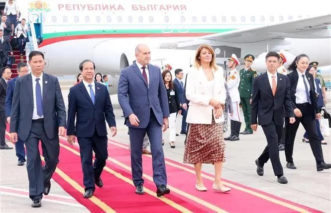 El presidente de Bulgaria, Rumen Radev, y su esposa, llegan a Hanói. (Fuente: VNA)