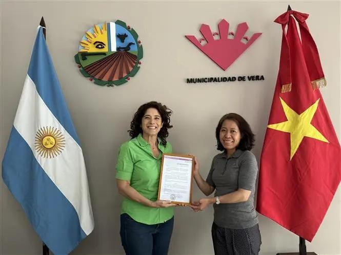 La embajadora vietnamita Ngo Minh Nguyet y la Intendente de la ciudad de Vera, Paura Mitre. (Fuente: VNA)