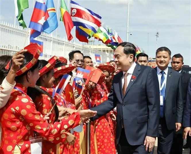 Ceremonia de despedida al presidente de la Asamblea Nacional de Vietnam, Tran Thanh Man, en el Aeropuerto Internacional de Pochentong, en Phnom Penh, Camboya (Foto: VNA)