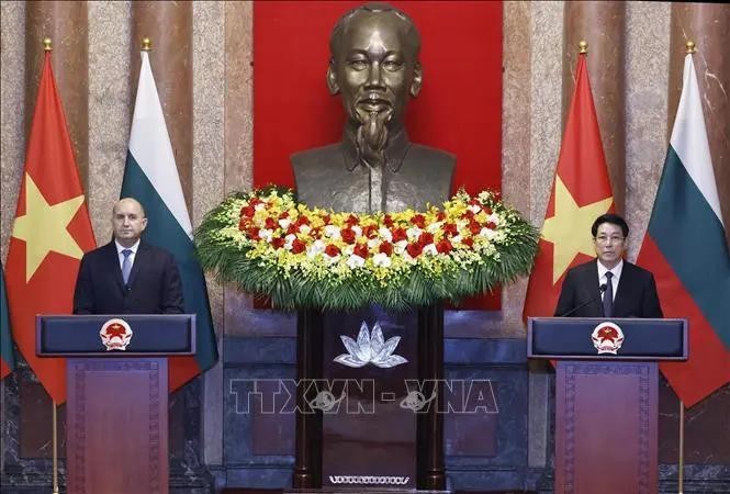 El presidente vietnamita, Luong Cuong, y su homólogo búlgaro, Rumen Radev, se reúnen con la prensa. (Fuente: VNA)