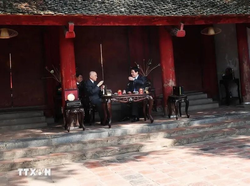 El presidente de Vietnam, Luong Cuong, y el rey de Camboya, Norodom Sihamoni, disfrutan del té vietnamita en el Templo de la Literatura. (Fuente: VNA)