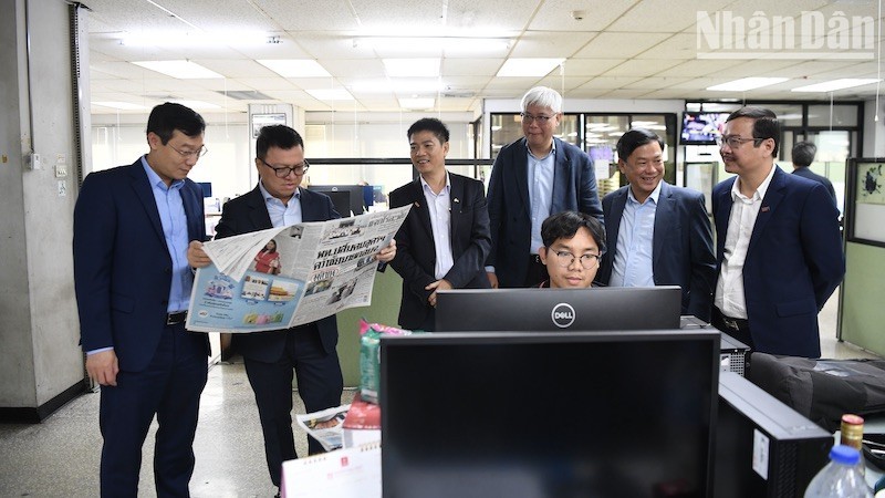 La delegación visita el editorial del Grupo de Prensa Matichon.