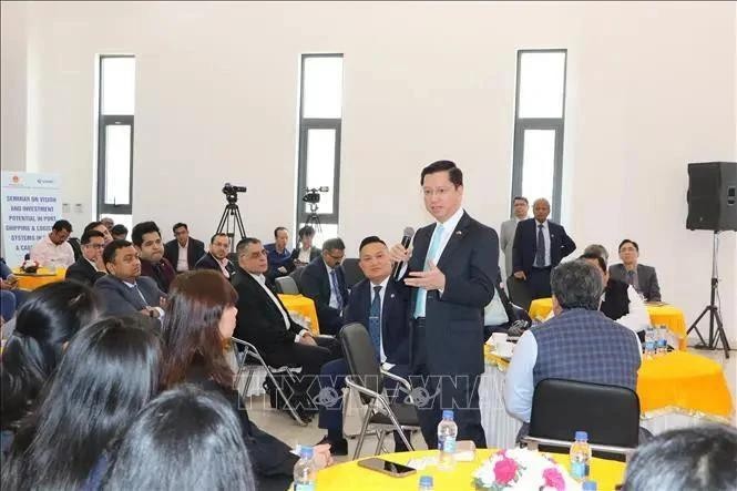 El embajador Nguyen Thanh Hai responde a las preguntas de los participantes (Foto: VNA)