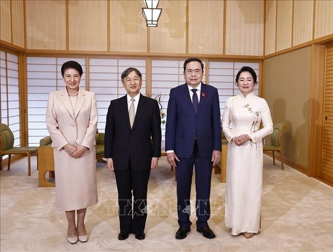 El presidente de la Asamblea Nacional de Vietnam (AN), Tran Thanh Man (segunda a la derecha), y su esposa, se reúnen con el emperador Naruhito y la emperatriz Masako. (Fuente: VNA)