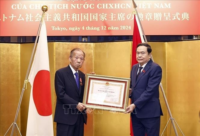 El presidente de la Asamblea Nacional (AN) de Vietnam, Tran Thanh Man (derecha) recibe al presidente de la Alianza Parlamentaria de Amistad Japón-Vietnam, Nikai Toshihiro (Fuente: VNA)