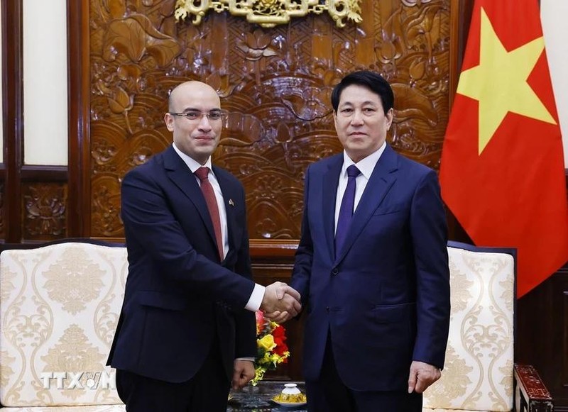 El presidente de Vietnam, Luong Cuong, recibe en Hanói al embajador saliente de Argelia, Sofiane Chaib (Fuente: VNA)