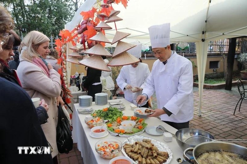 La Embajada de Hanói en Roma, en colaboración con la aerolínea Vietnam Airlines, organiza el evento "Día del Pho y Nem en Italia" (Fuente: VNA)