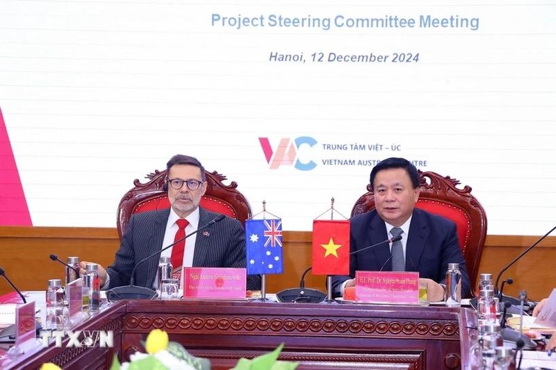 El director de la Academia Nacional de Política Ho Chi Minh, Nguyen Xuan Thang, recibe al embajador saliente de Australia, Andrew Goledzinowski (Fuente: VNA)