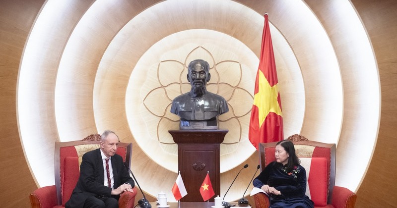 Le Thi Nga, presidenta de la Comisión de Asuntos Judiciales de la Asamblea Nacional de Vietnam (derecha) y el secretario de Estado del Ministerio de Asuntos Exteriores de Polonia, Władysław Teofil Bartoszewski (Fuente: VNA)