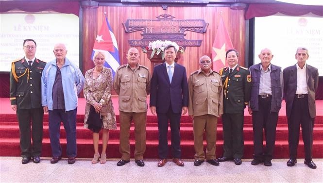 El embajador Le Quang Long y el coronel Bui Xuan Phong, agregado de defensa, se fotografían con veteranos cubanos que ayudaron a Vietnam. (Fuente: VNA)