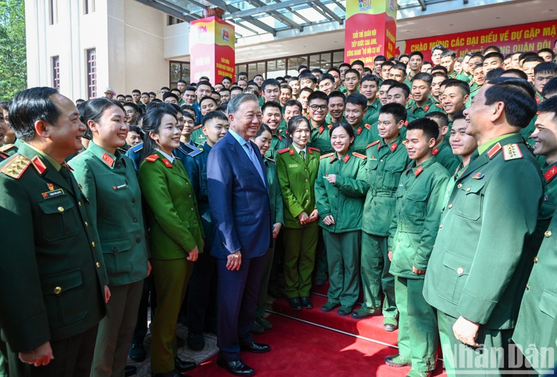 El secretario general del Partido Comunista de Vietnam, To Lam, y los destacados jóvenes militares. (Fuente: Nhan Dan)