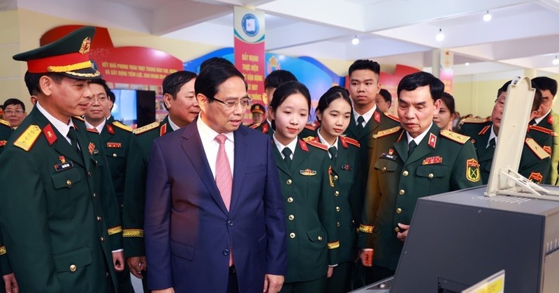 El primer ministro Pham Minh Chinh visita los productos de investigación y creatividad de la Academia Técnica Militar (Fuente: VNA)