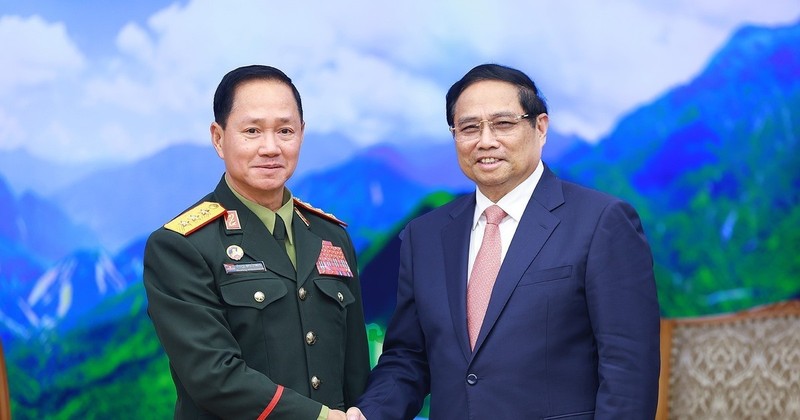 El primer ministro de Vietnam, Pham Minh Chinh y el ministro de Defensa de Laos, Khamliang Outhakaysone. (Fuente: VNA)