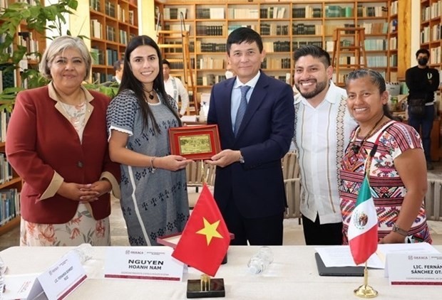 El embajador Nguyen Hoanh Nam entrega un regalo a la viceministra de Turismo de Oaxaca Fernanda Schmidt Ruiz. (Fotografía: VNA)