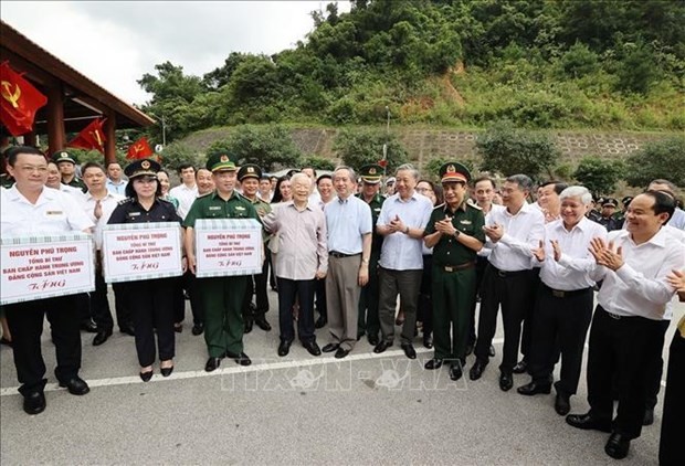 El secretario general del Partido Comunista de Vietnam, Nguyen Phu Trong, entrega obsequios a las fuerzas funcionales de la puerta fronteriza internacional de Huu Nghi. (Fotografía: VNA)