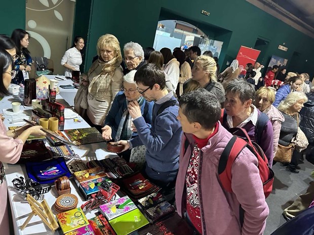 El stand de Vietnam atrae a mucghos visitantes. (Fotografía: VNA)