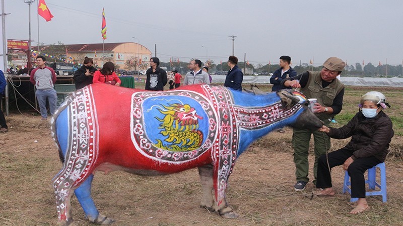 Un pintor dando los toques finales a su obra.