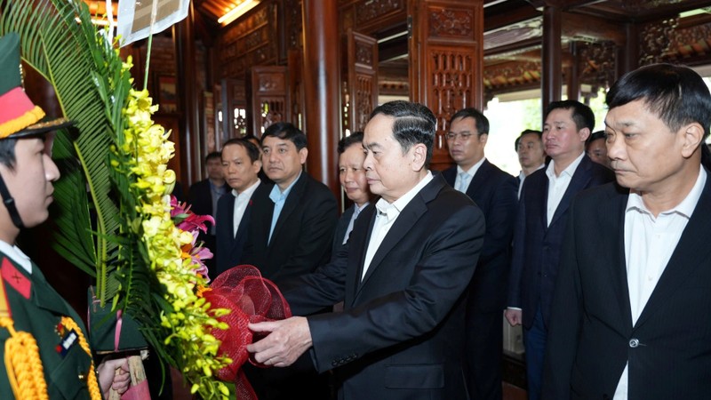 El presidente de la Asamblea Nacional de Vietnam, Tran Thanh Man, rinde homenaje al expresidente del país, General Le Duc Anh, y al General Nguyen Chi Thanh. (Fotografía: Nhan Dan)