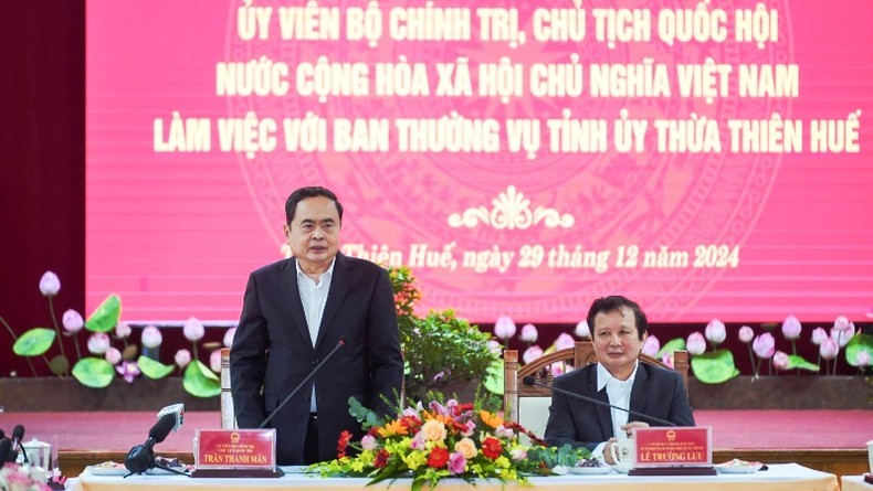 El presidente de la Asamblea Nacional, Tran Thanh Man, habla en la reunión. (Fotografía: Nhan Dan)