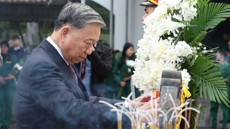 El secretario general del Partido Comunista de Vietnam, To Lam, ofrece inciensos en la Zona de Reliquia Nacional Especial de la encrucijada de Dong Loc. (Fotografía: VNA)