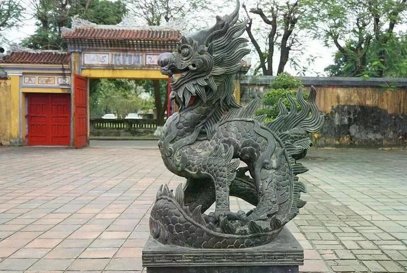 Estatua de dragón del período del emperador Thieu Tri (1841-1847) situada frente al teatro de Duyet Thi Duong, en la ciudad imperial de Hue. (Fotografía: Ministerio de Cultura, Deportes y Turismo de Vietnam)