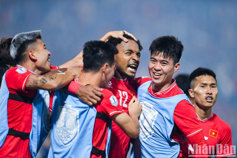 Jugadores vietnamitas celebran el primer gol. (Fotografía: Nhan Dan)