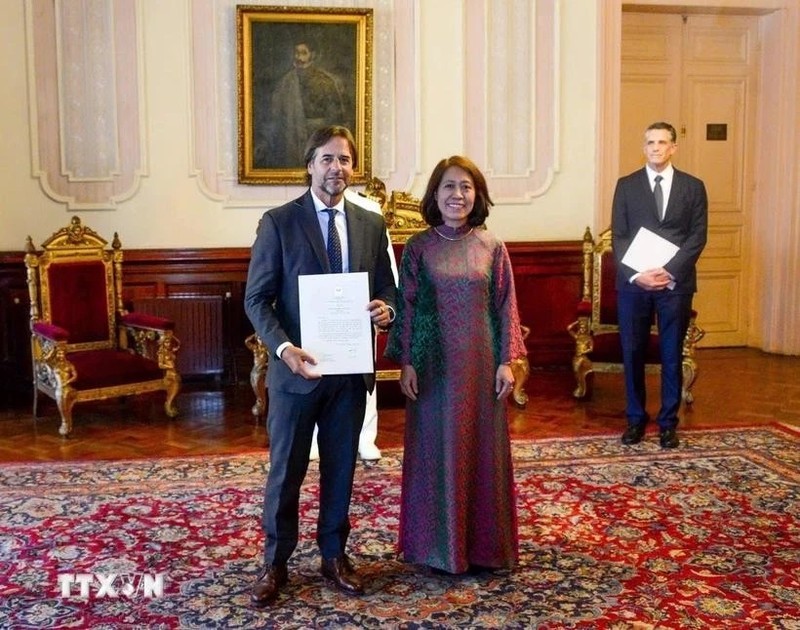 La embajadora de Vietnam en Argentina, concurrente en Uruguay, Ngo Minh Nguyet, entrega en Montevideo las cartas credenciales al presidente uruguayo, Luis Lacalle Pou. (Fotografía: Palacio Presidencial de Uruguay/VNA)