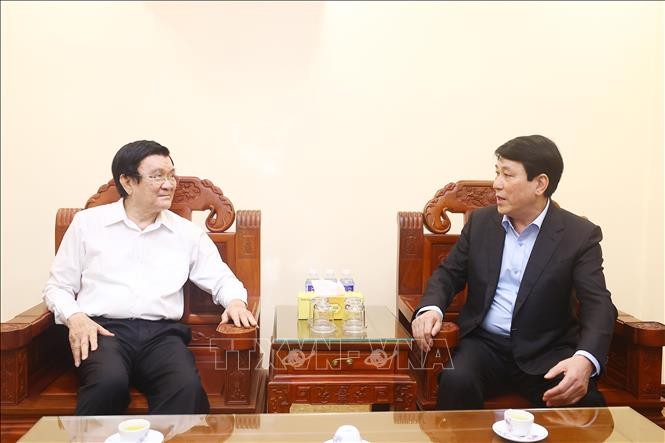 El presidente de Vietnam, Luong Cuong (derecha), y el expresidente del Estado Truong Tan Sang. (Fotografía: VNA)