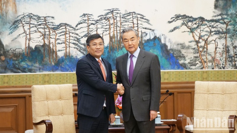 El viceministro permanente de Relaciones Exteriores de Vietnam, Nguyen Minh Vu (izquierda), y el canciller de China, Wang Yi. (Fotografía: Nhan Dan)