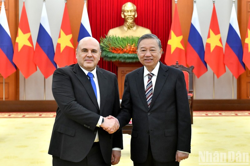 El secretario general del Partido Comunista de Vietnam, To Lam (derecha), recibe al primer ministro de Rusia, Mikhaïl Vladimirovitch Mishustin. (Fotografía: Nhan Dan)