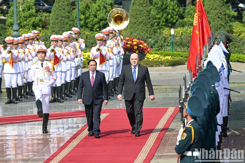 El primer ministro de Vietnam, Pham Minh Chinh, preside la ceremonia de bienvenida a su homólogo ruso, Mikhail Vladimirovich Mishustin. (Fotografía: Nhan Dan)