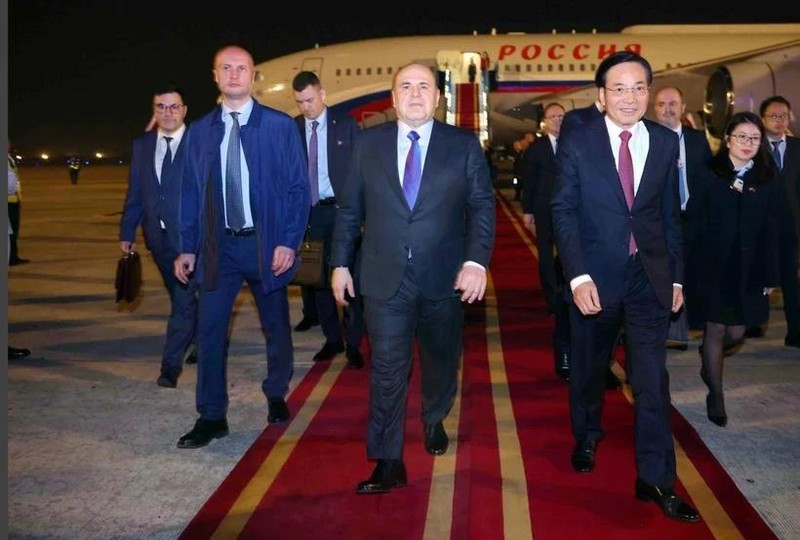 El primer ministro ruso, Mijaíl Vladimirovich Mishustin (centro), llega hoy a Hanói, iniciando su visita oficial de dos días a Vietnam por invitación del premier Pham Minh Chinh. (Fotografía: VNA)