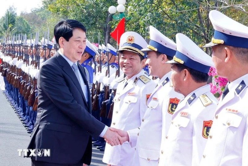 El presidente de Vietnam, Luong Cuong, visita por el Tet a las fuerzas armadas estacionadas en la provincia de Kien Giang. (Fotografía: VNA)