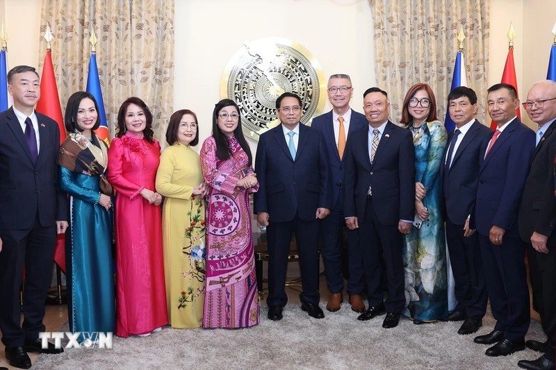 El primer ministro vietnamita, Pham Minh Chinh, recibe a funcionarios y empleados de la Embajada de Vietnam en la República Checa. (Fotografía: VNA)