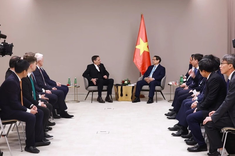 El primer ministro de Vietnam, Pham Minh Chinh, recibe a Klaus Zellmer, presidente del Consejo de Administración de la empresa automovilística Skoda Auto. (Fotografía: VNA)