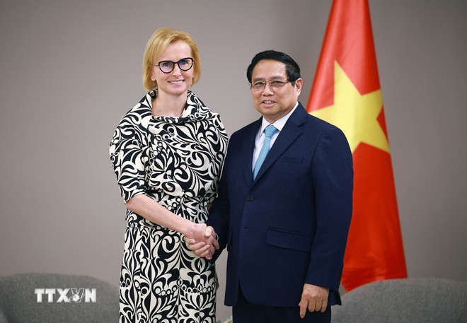 El primer ministro de Vietnam, Pham Minh Chinh, recibe a Katerina Konecna, presidenta del Partido Comunista de Bohemia y Moravia. (Fotografía: VNA)