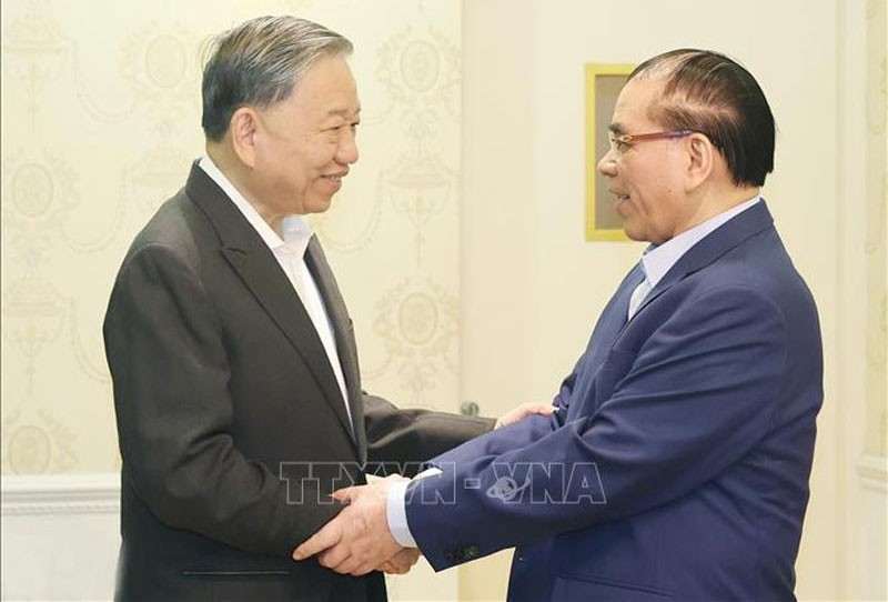 El secretario general del Partido Comunista de Vietnam, To Lam (izquierda), visita al exsecretario general de la fuerza partidista Nong Duc Manh en ocasión del Tet. (Fotografía: VNA)