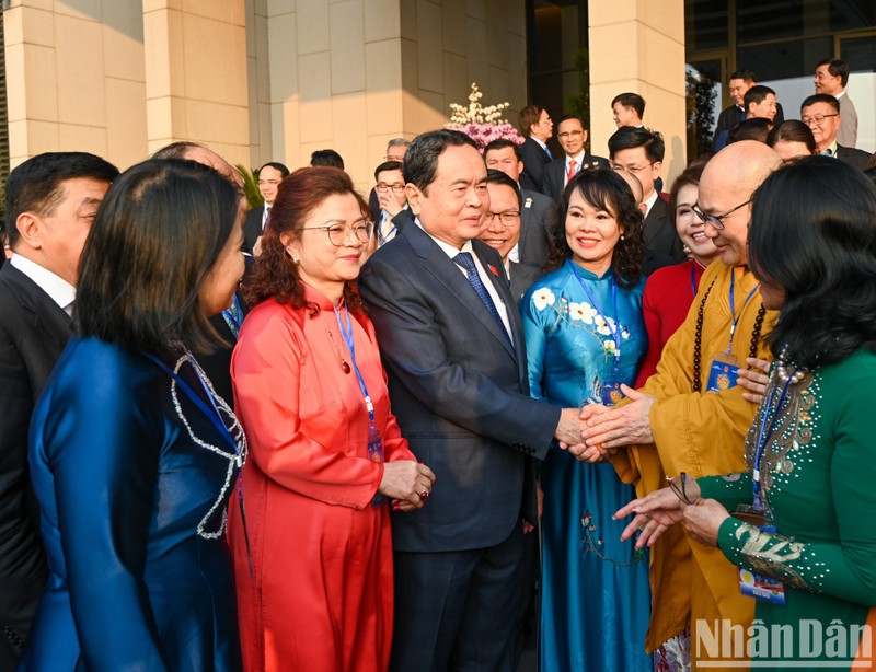 El presidente de la Asamblea Nacional de Vietnam, Tran Thanh Man, y los delegados. (Fotografía: Nhan Dan)