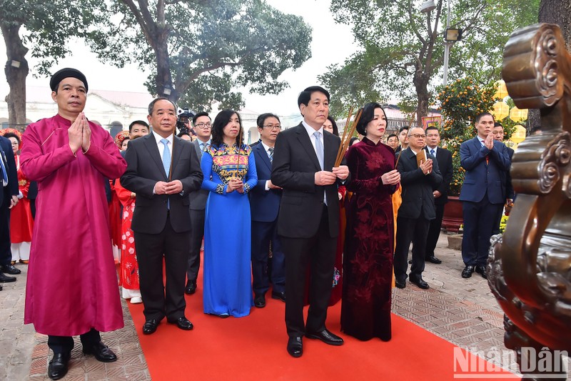 El presidente de Vietnam, Luong Cuong, y delegados de la comunidad connacional en ultramar ofrendan inciensos en el Palacio de Kinh Thien, en la Ciudadela Imperial de Thang Long. (Fotografía: Nhan Dan)