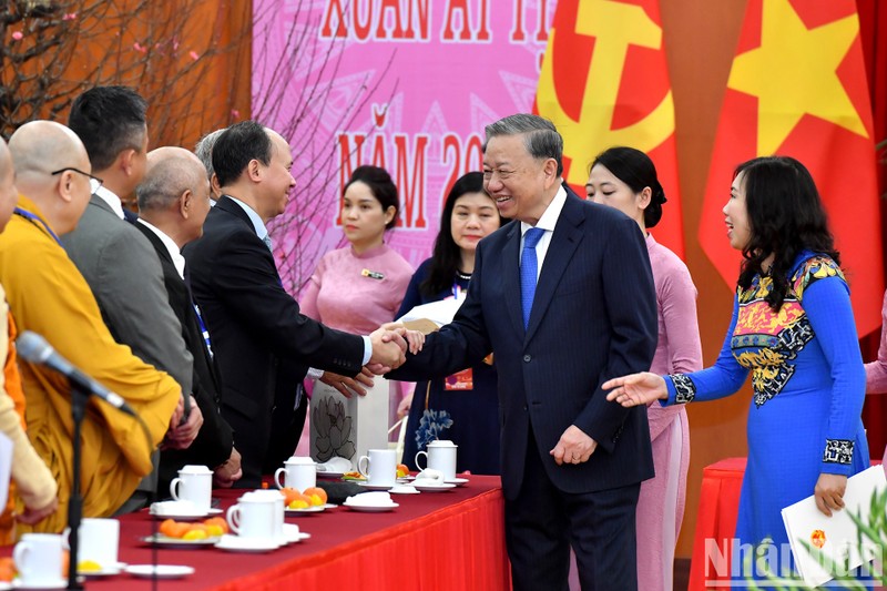 El secretario general del Partido Comunista de Vietnam, To Lam, recibe a los delegados. (Fotografía: Nhan Dan)