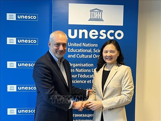 La embajadora Nguyen Thi Van Anh, representante permanente de Vietnam ante la Unesco, y Ernesto Renato Ottone Ramirez, subdirector general de Cultura de la Unesco. (Fotografía: VNA)