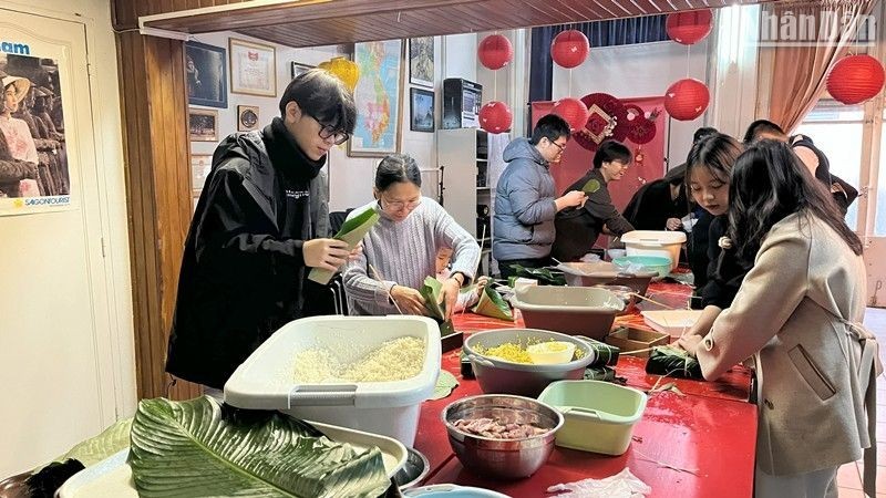 Muchos jóvenes elaboran por primera vez los dos pasteles tradicionales. (Fotografía: Nhan Dan)