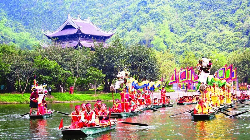 Barcos con patrones de dragón en el festival de Trang An. (Foto: Truong Huy)