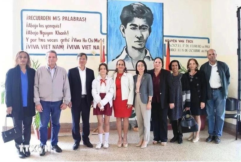 La delegación de la Embajada de Vietnam y funcionarios cubanos en la escuela primaria de Nguyen Van Troi, en el municipio del Cerro, La Habana. (Fotografía: VNA)