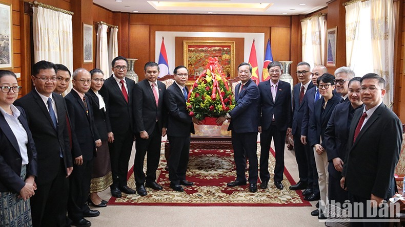 Una delegación del Ministerio de Relaciones Exteriores de Laos felicita por el 95 aniversario del Partido Comunista de Vietnam y el próximo Año Nuevo Lunar a la Embajada del país en Vientián. (Fotografía: Nhan Dan) 