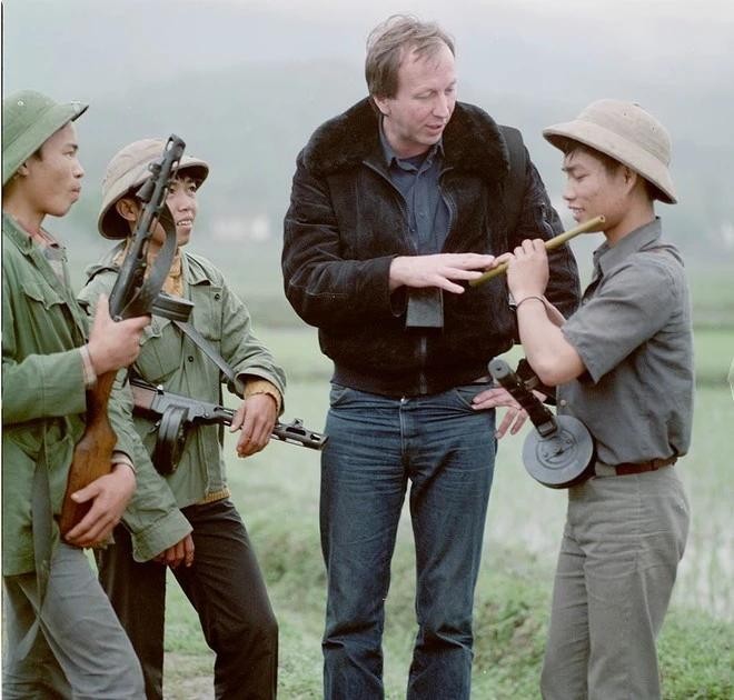 El fotógrafo Thomas Billhardt y soldados vietnamitas. (Fotografía: Cortesía de Thomas Billhardt)