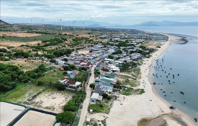 Vista de la aldea de Vinh Truong, en la comuna de Phuoc Dinh, del distrito de Thuan Nam de Ninh Thuan, que se encuentra en el área donde se suspendió la construcción de la planta de energía nuclear Ninh Thuan 1 y se invirtió en obras de infraestructura esenciales. (Fotografía: VNA)